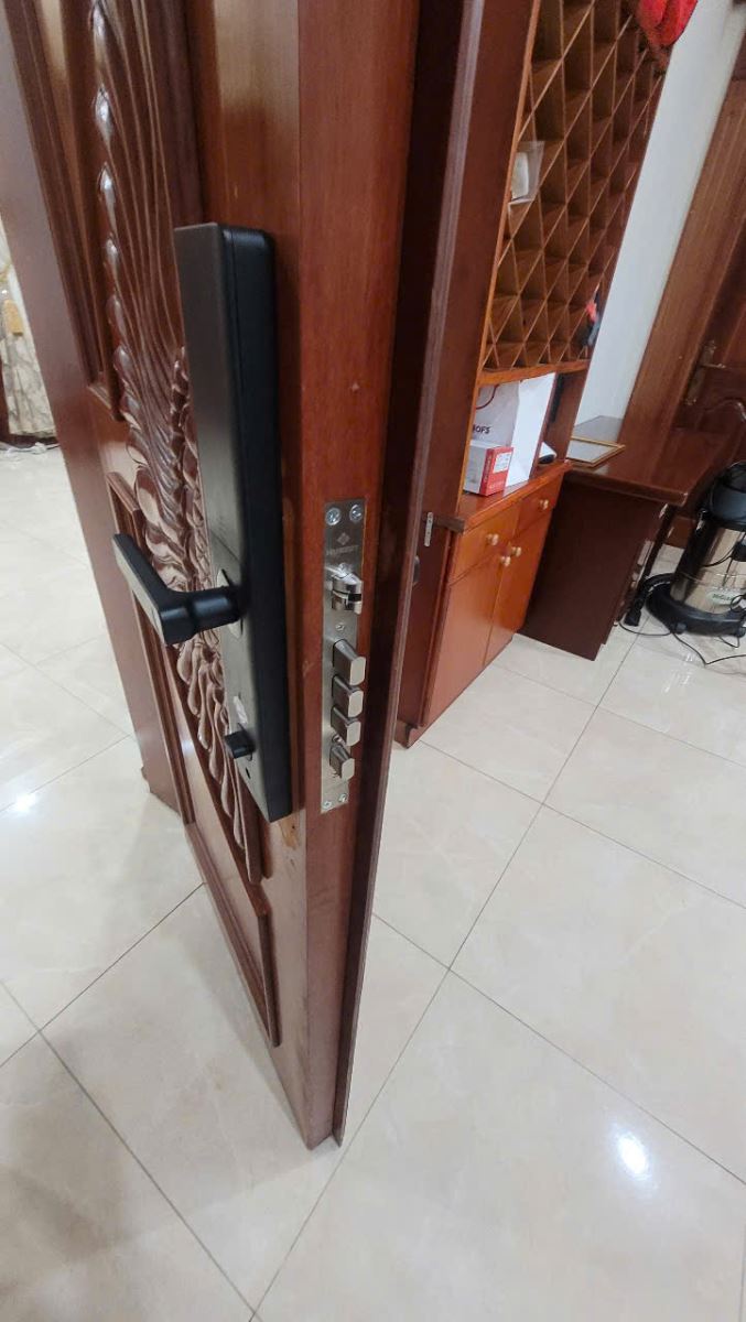 ảnh thực tế Khóa cửa vân tay Hubert CG59 Rough Black